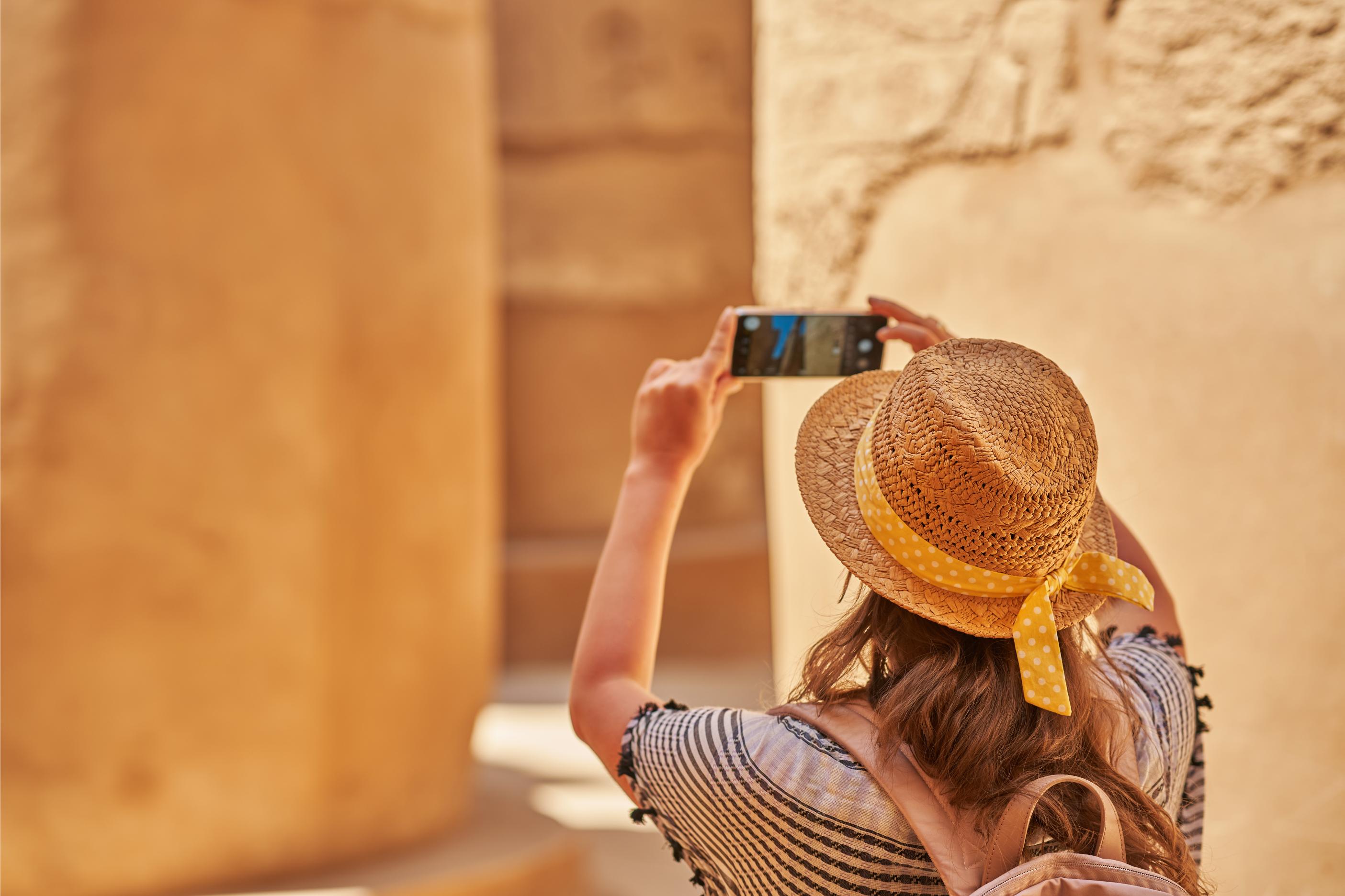 tourist-woman-in-karnak-temple